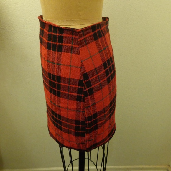 Red and Black Plaid Mini Skirt - Picture 4 of 4